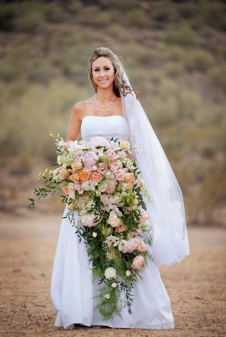 obrovská vodopádová kytica krémová ružová biela