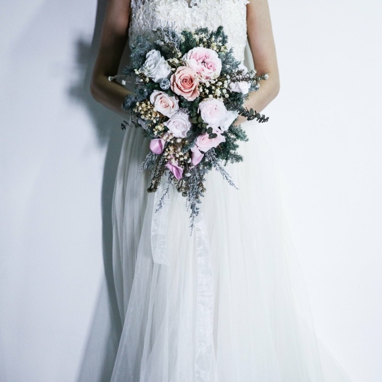 vintage svadobná kytica vodopád ruže pivonky ružový krém