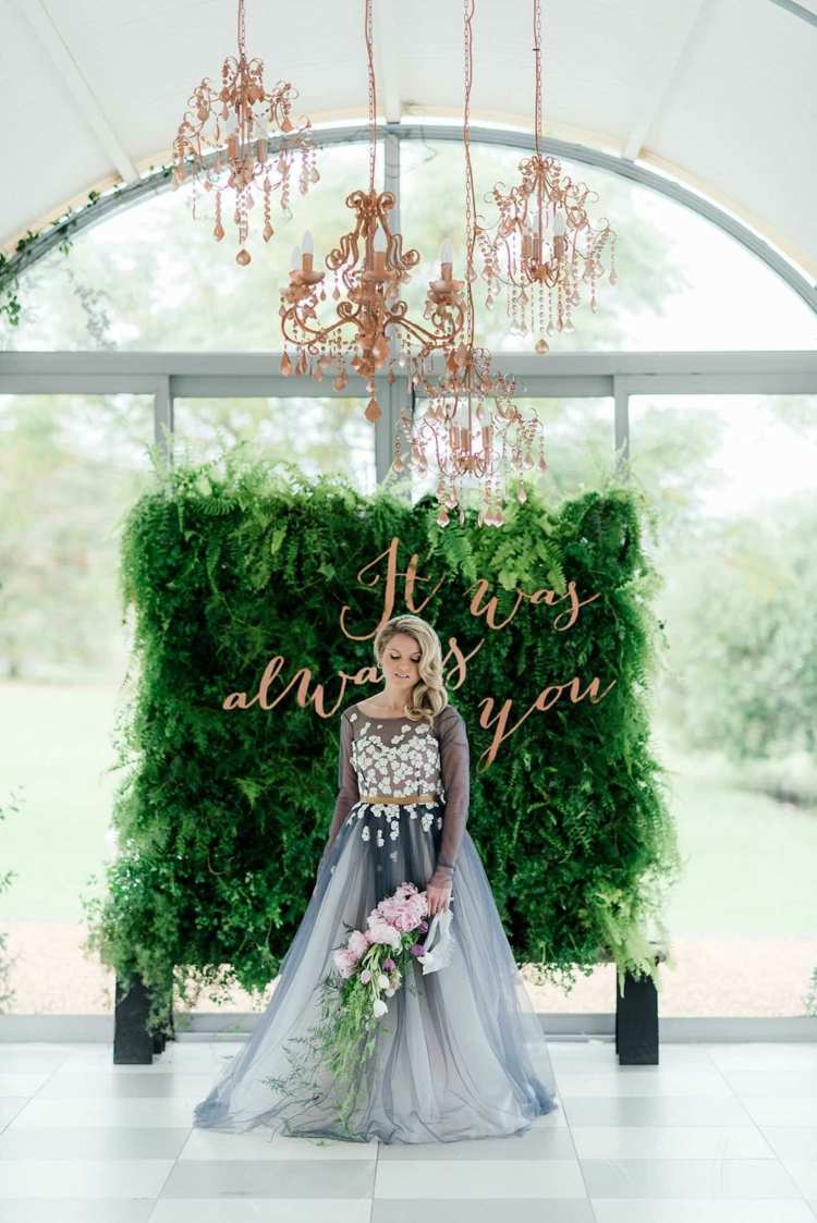 vodopádová kytica ružové dlhé svadobné šaty sivobiele