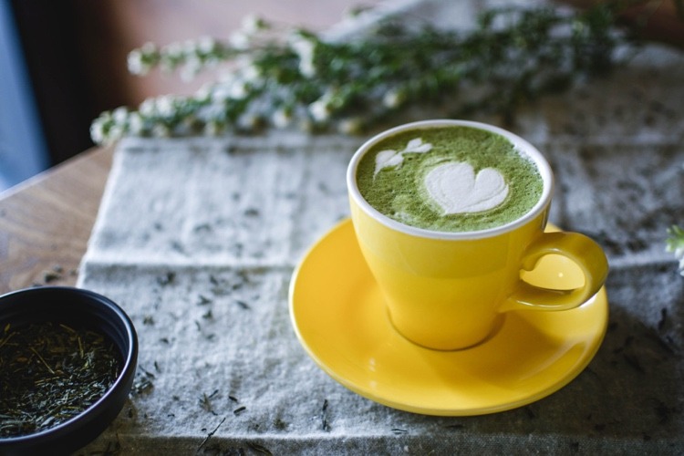 Vytvorte si vlastný recept na žihľavový čaj na infúzny nápoj