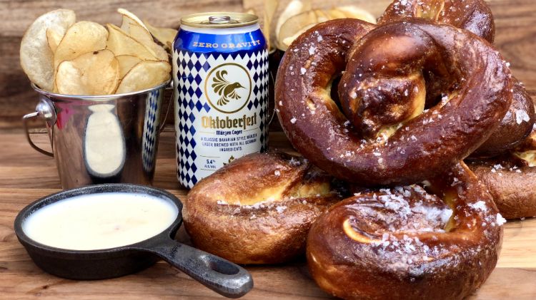 oktoberfest osláviť večierok zorganizovať stôl aranžovať recept praclíky čipsy pivo môže namáčať