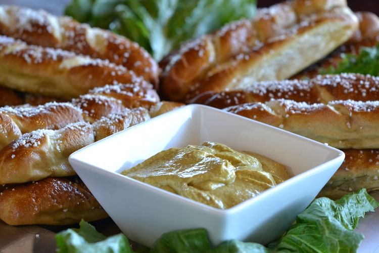 veľký praclíkový hrnček namáča horčicovú koktailovú omáčku zelené biele párty občerstvenie