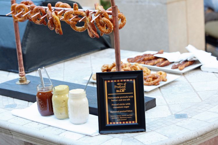 praclík bar medený stojan minimalistické okuliare sklenené nádoby majonéza horčica kečup