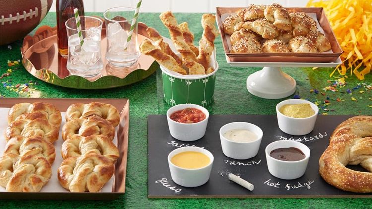 organizovanie športovej šou večierkové hrnčeky slúžiace taniere omáčky dipy praclíky zelený obrus