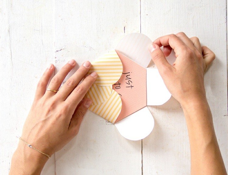 drotárska obálka-kvet-tlač-šablóna-strihané prúžky