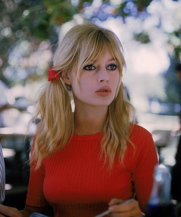 Brigitte Bardot účes dva chvosty s dlhou ofinou