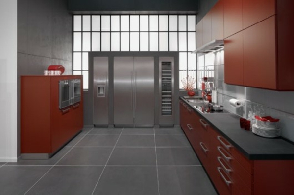 tmavo-koralová-farba-kuchyňa-sivá-dlažba