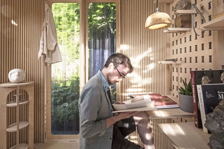 sústreďte sa na knihu a v pokoji čítajte vďaka útulnej kancelárii v záhrade