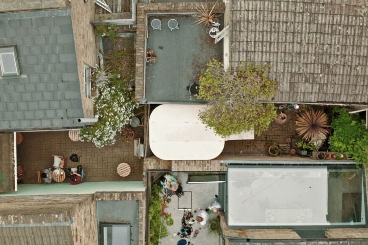 Nádvoria domov s obyvateľmi pri pohľade zhora