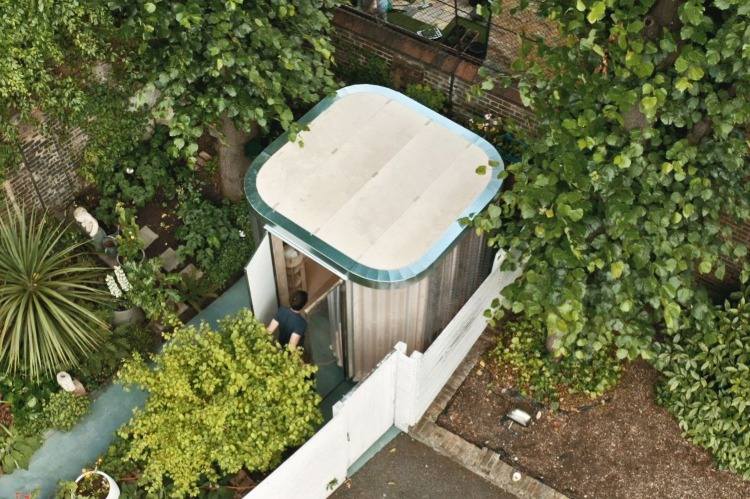 Kancelária vysoká 2,5 metra v záhrade zostavená z jednotlivých drevených častí