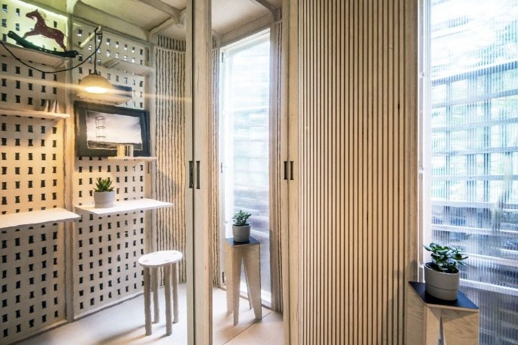 malá taburetka na umiestnenie kvetináčov do interiéru domácej kancelárie z dreva