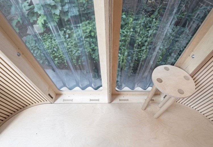 jednoduchá montáž drevených prvkov na výrobu domácich kancelárií z dreva s polykarbonátom ako oknom