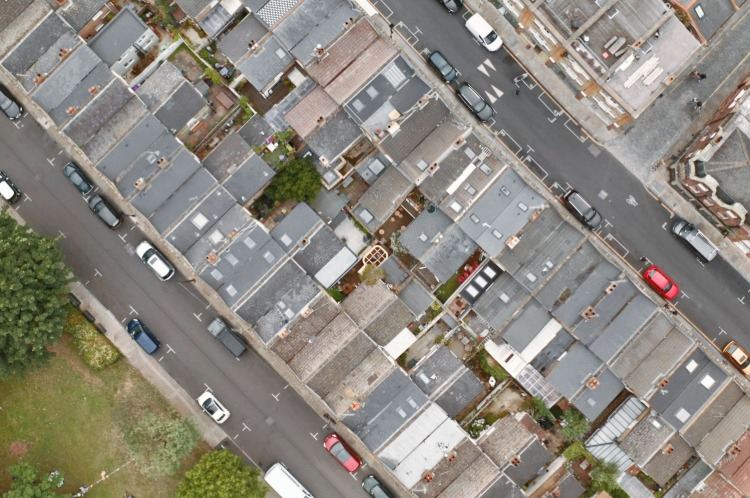 pohľad z vtáčej perspektívy na susedstvo v Anglicku