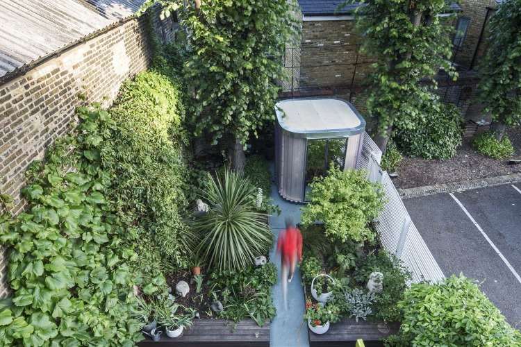 muž ide do kancelárie v záhrade a kvôli koronavírusu ho používa ako domácu kanceláriu