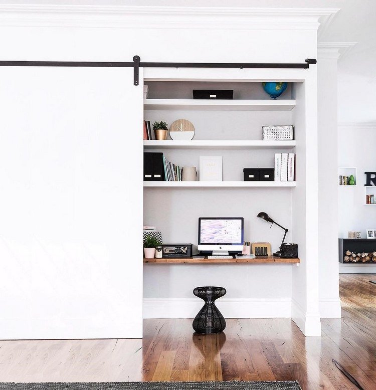 PC pracovná stanica za dverami stodoly s valčekovým vedením