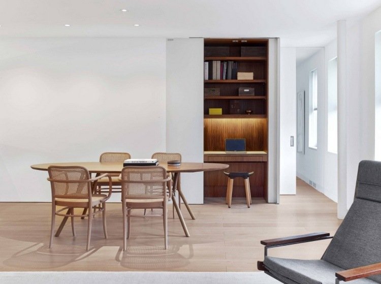 mini pracovná stanica v jedálni skrytá za dverami