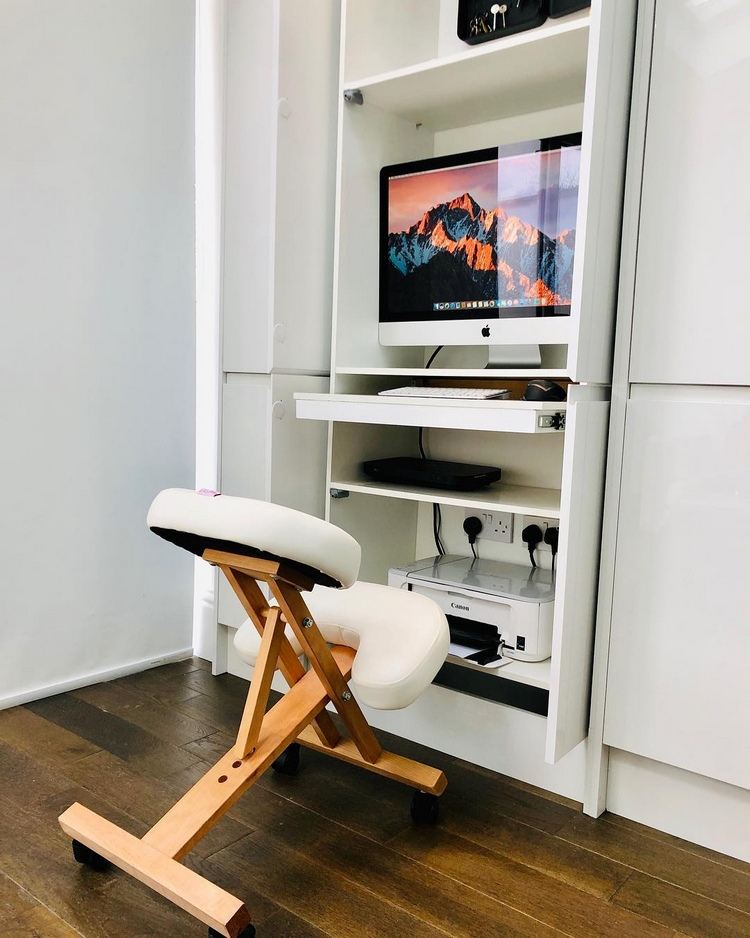 mini kancelária s počítačom a tlačiarňou ukrytá v skrini