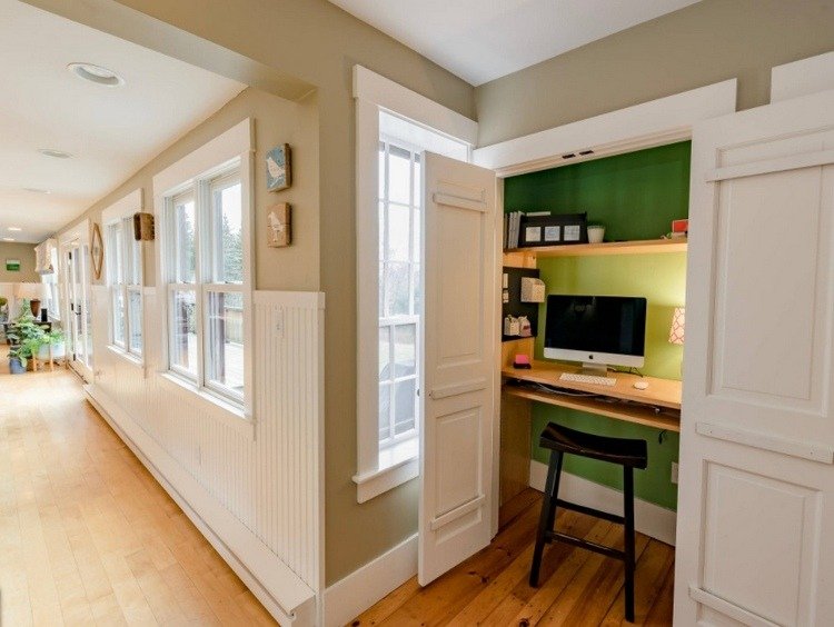 Počítačová pracovná stanica ukrytá v skrini na chodbe