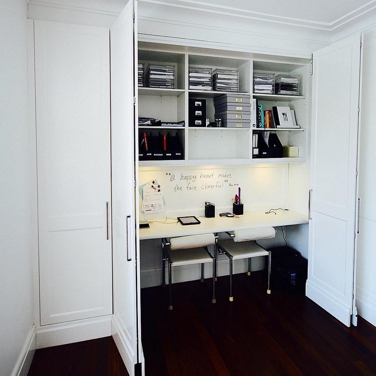 pracovná stanica pre dvoch ukrytá v skrini