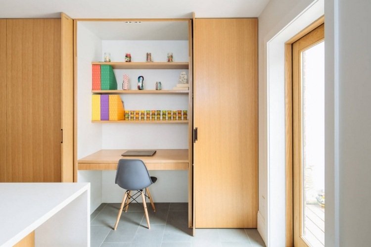 pracovisko s policami a stolom