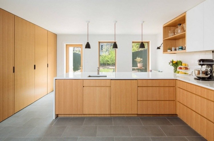 pracovisko ukryté v skrini vo veľkej kuchyni