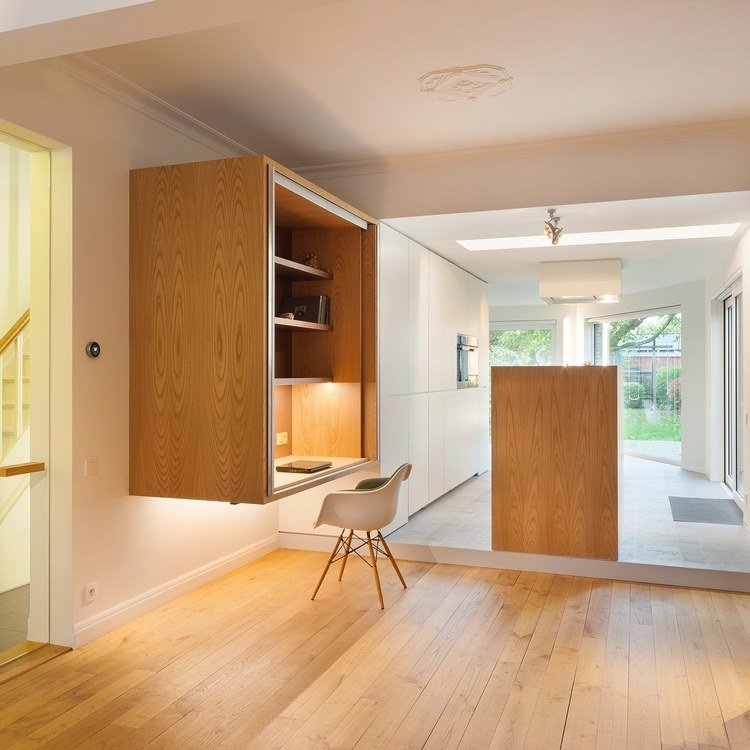 pracovná stanica v drevenej nástennej skrini