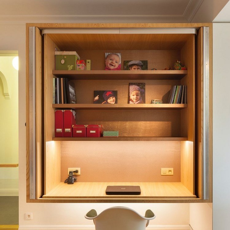 pracovná stanica v nástennej skrini so vstavanými svetlami