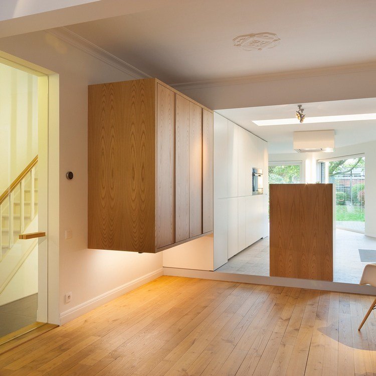 Pracovná stanica ukrytá v nástennej skrini na chodbe