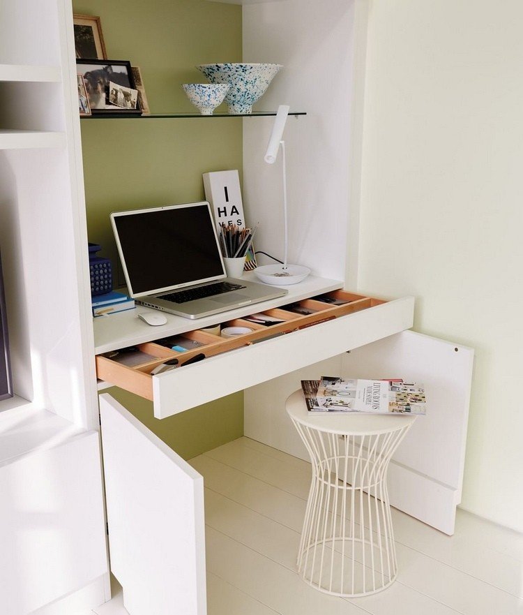 taburetka skrytá pod stolom za dverami