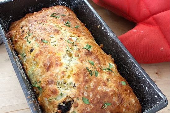 Syrový chlieb z cmarového masla bez receptu na pečenie kvasníc Cmar-bylinkovo-tvarohový chlieb bez receptu na kvasnicové pečenie