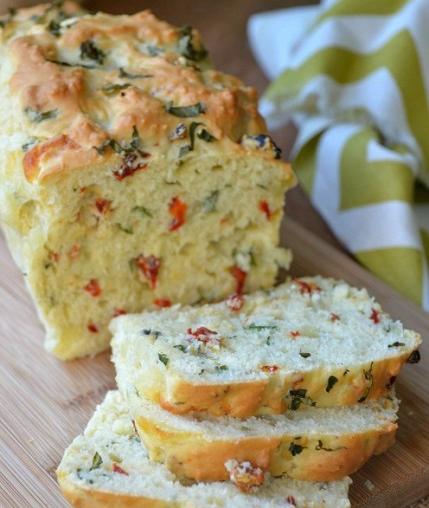 Chlieb bez droždia pečte slané sušené paradajky baislikum Chlieb bez droždia-slané-sušené-paradajkovo-baislikum