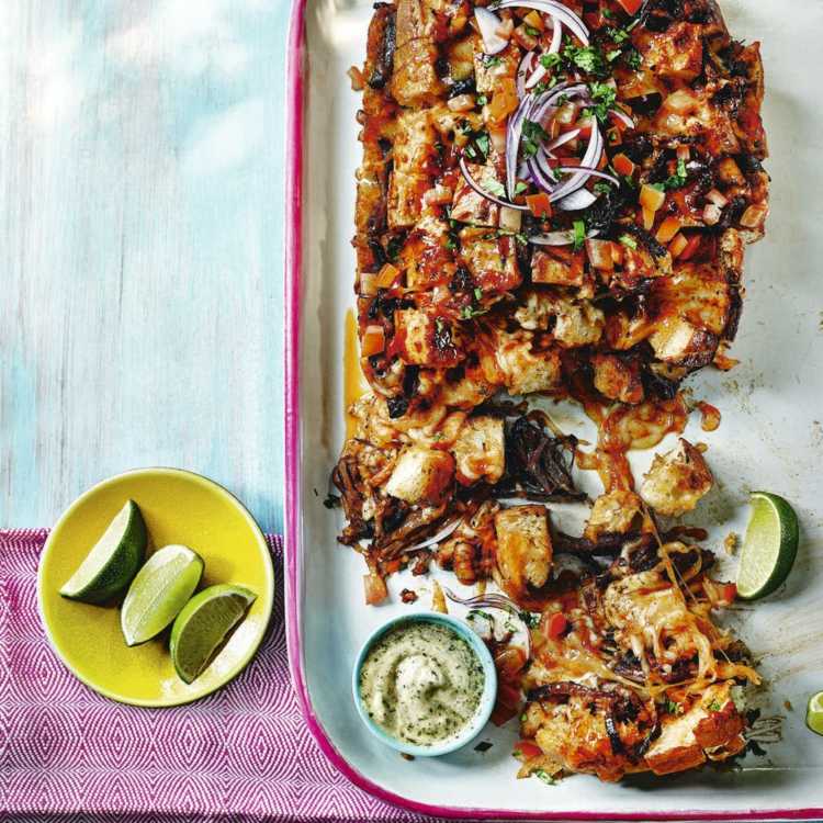 V rúre pečte všestranný chlieb z kúpeného alebo domáceho chleba