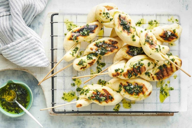 Chlieb na špajdlách na grile s čerstvým korením na maslovej omáčke