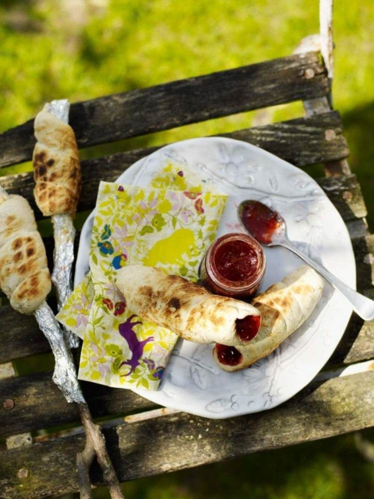 Grilovať chlieb s kebabovým špízom a naplniť ho, ako sa vám páči