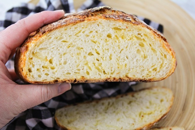 Upečte si vlastný chlieb na grilovanie s čedarom na grilovacej párty