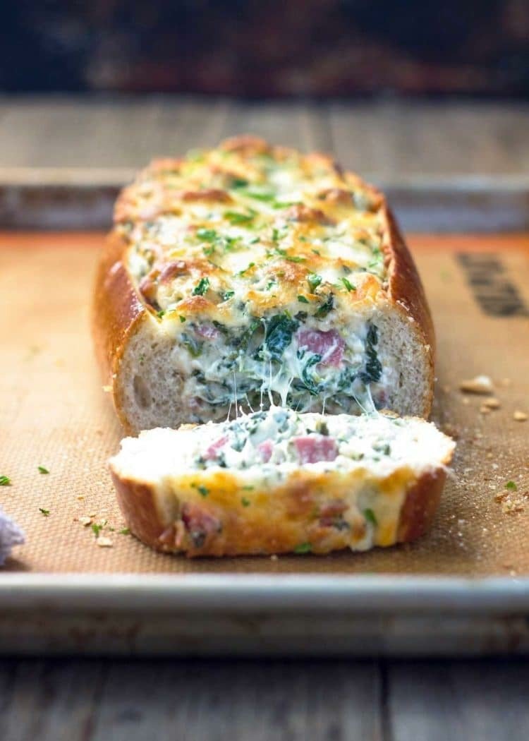 Plnený chlieb s feta, špenátom, salámou a smotanovým syrom