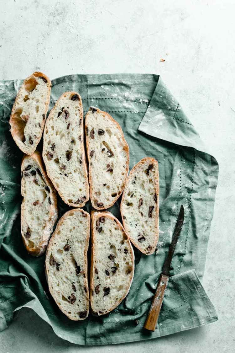 Upečte chutné grilované chleby s rozmixovanými olivami