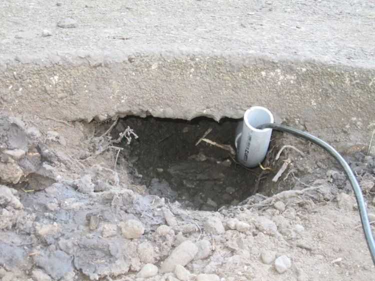 Rúru pre napájací kábel položte pod zem