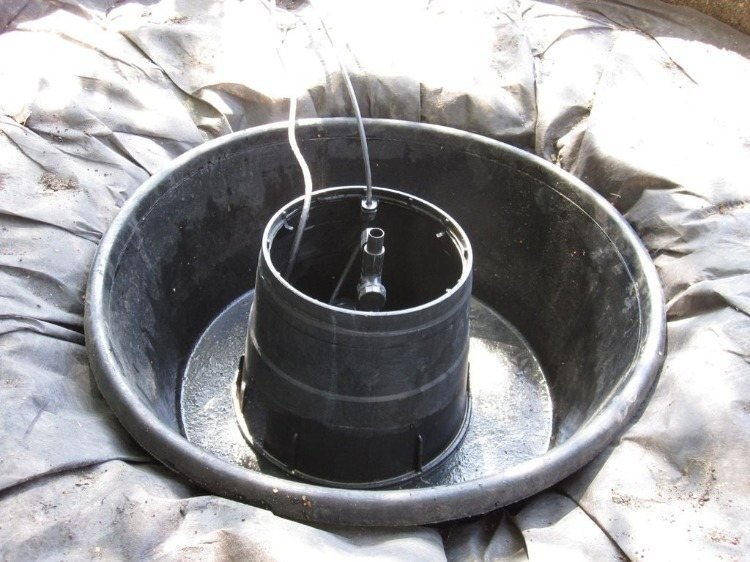 Postavte si fontánu sami pomocou čerpadla a nainštalujte ju do vykopanej diery