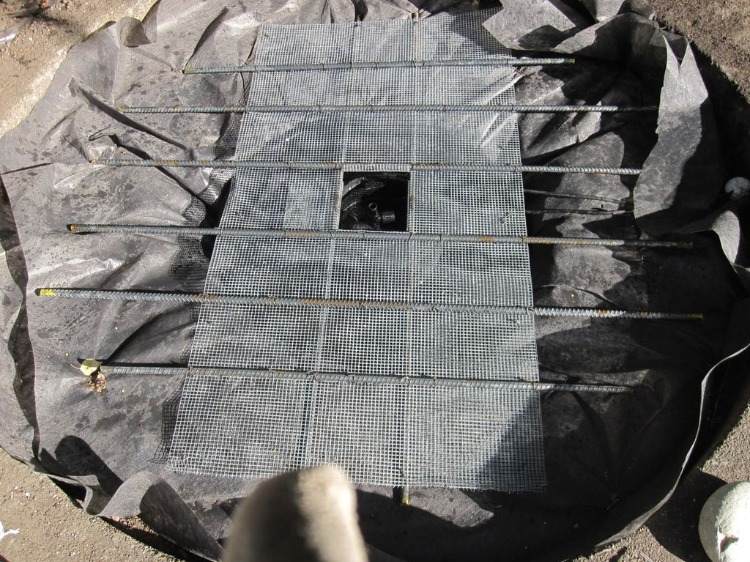 Na tkaninu umiestnite ochrannú mriežku a chráňte fontánu pred kameňmi