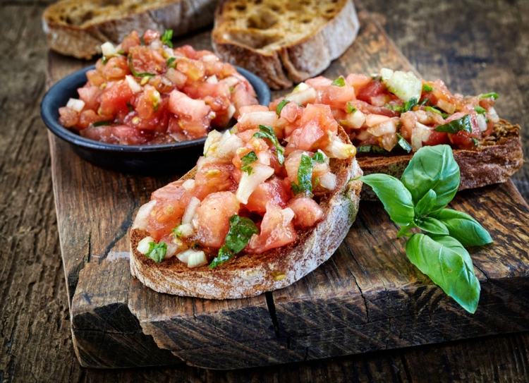 Bruschetta-urob si sám-čierny chlieb-celozrnný chlieb-nápad-návod