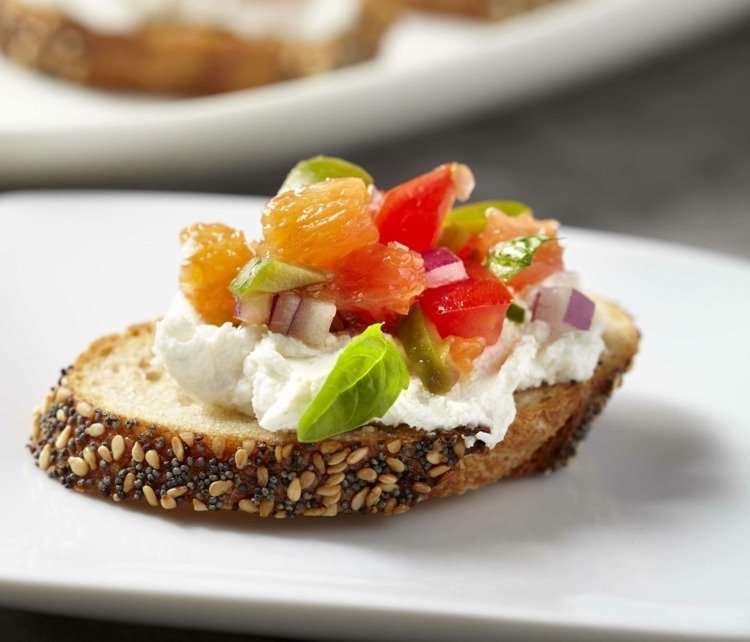 Bruschetta-urob si sám-citrus-pomaranč-koza-syr-olivy