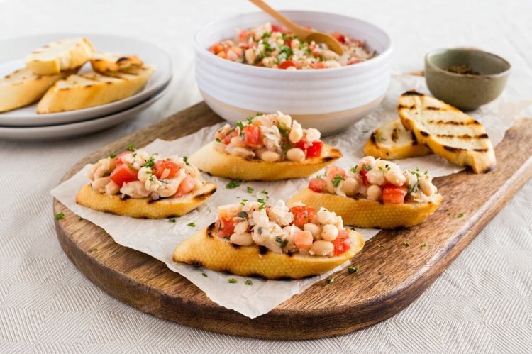 Bruschetta-urobte si-fazuľu-paradajky-cesnak-šalvia