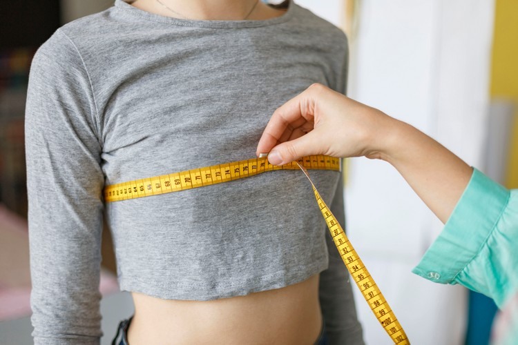 Cvičenie na hrudníku, cvičenie na hrudi, malá hrudník, žena doma