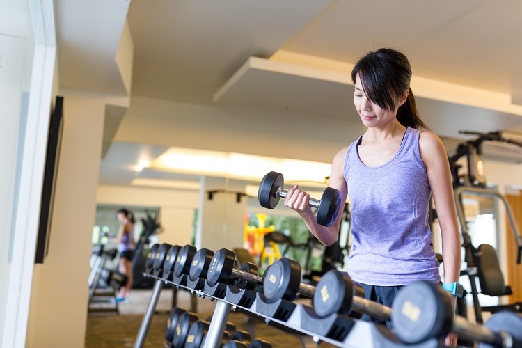 Cvičenie na hrudníku doma s činkami Cvičenie na hrudníku žena s činkami