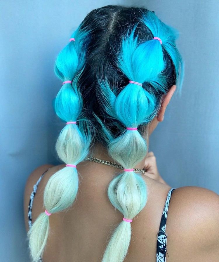 Modré vlasy v ombre look bubble copánky účes pokyny