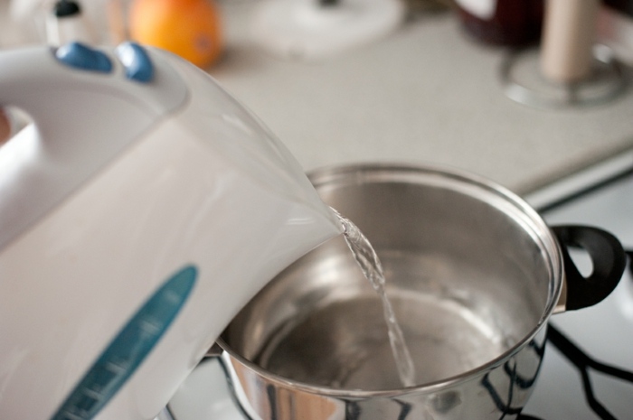 Varte čaj s tapiokovými perlami a zalejte vodou