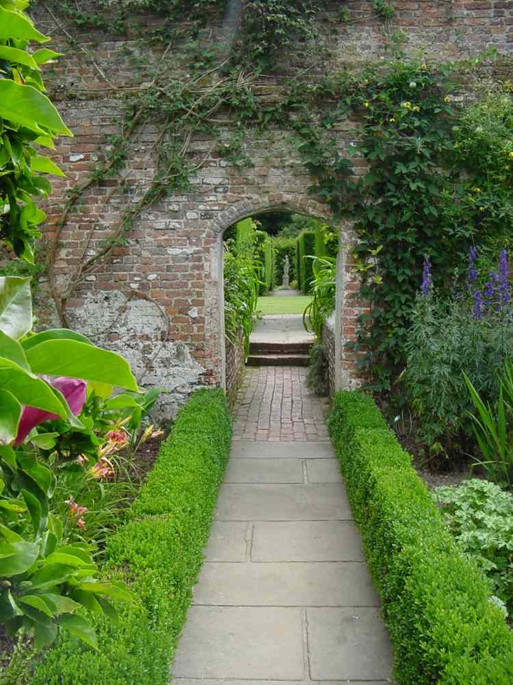 buxus záhradný tehlový múr živý plot nízka brána z brečtanu