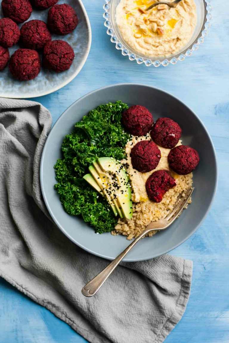 Červená repa falafel, podávaná s kapustou, hummusom a quinou