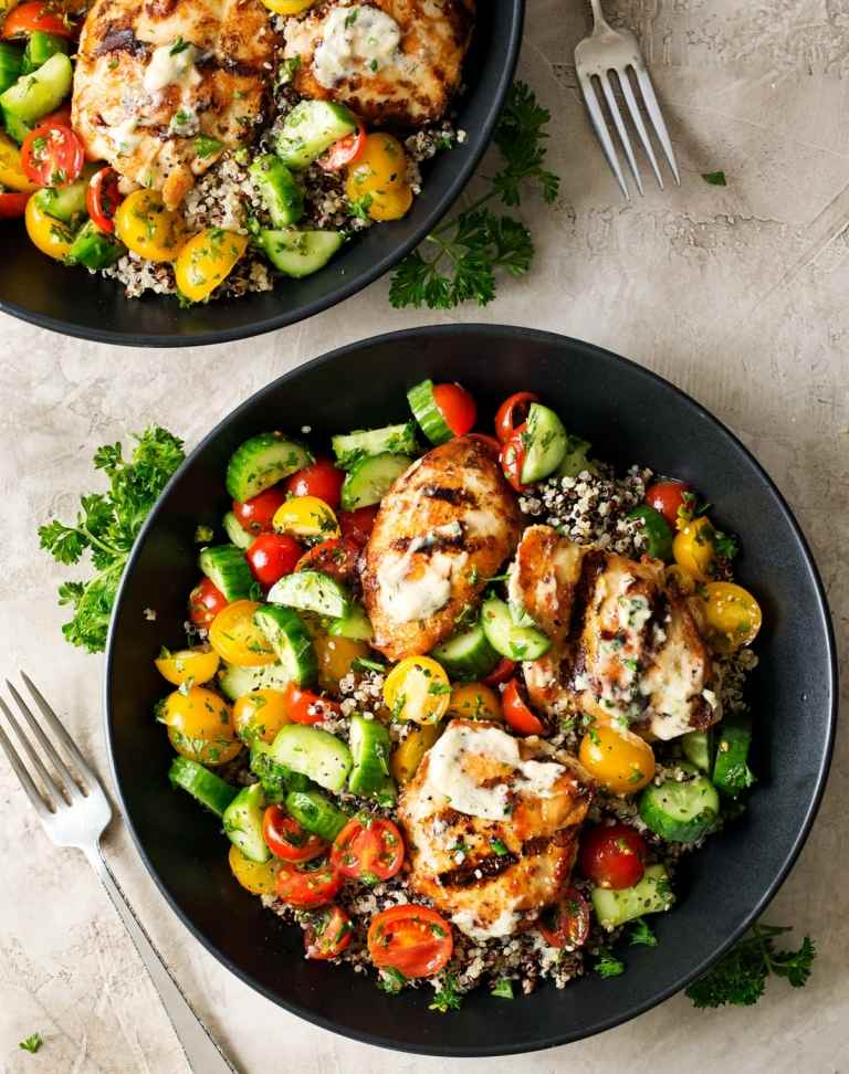 Grilované kuracie stehná s paradajkovým a uhorkovým šalátom